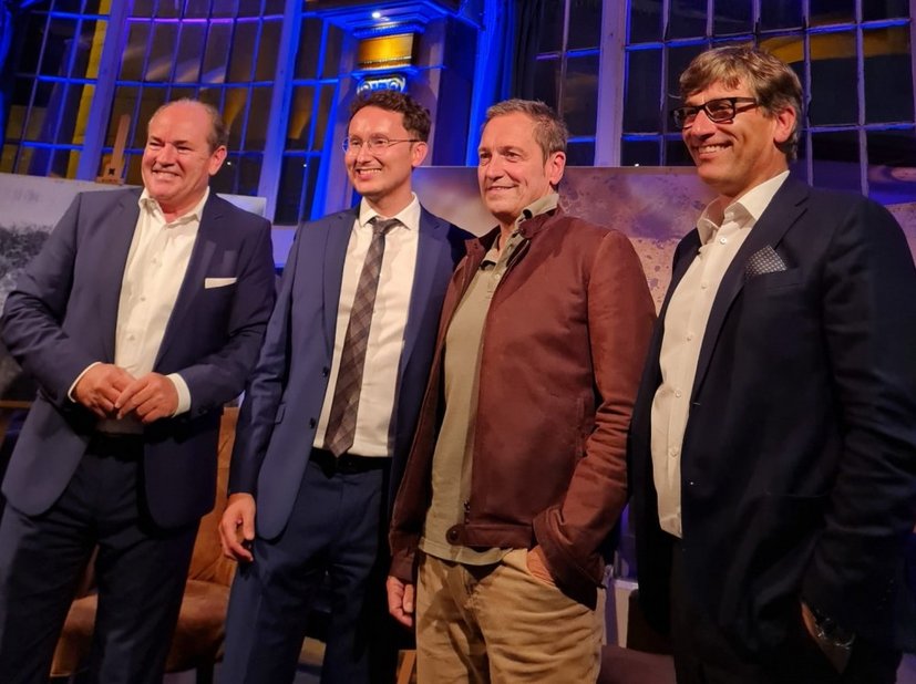 Wolfram Kons, Kamil Torres (Braunschweiger Privatbank), Dieter Nuhr und Sascha Köckertiz (Braunschweiger Privatbank) freuen sich über einen gelungenen Abend mit zahlreichen interessierten Gästen.