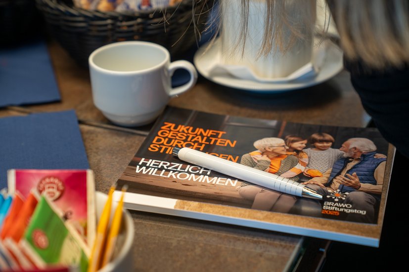 Broschüre mit der Aufschrift "Zukunft gestalten", darauf liegt ein Stift, daneben eine Tasse und Teebeutel.