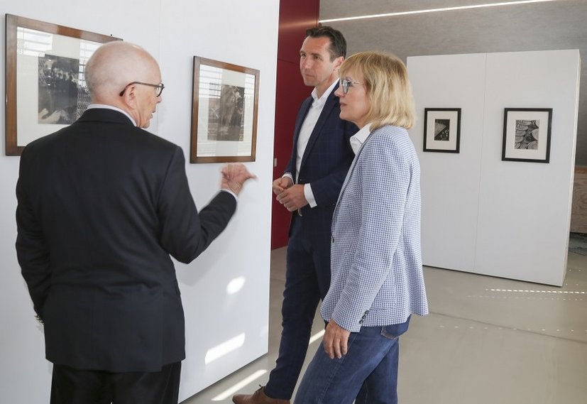 Hans-Peter Kunze und Perdita Adrian-Kunze zeigen Maik Blum (v. l.) die beeindruckenden Fotografien von Josef Sudek im Kunstraum Kunze