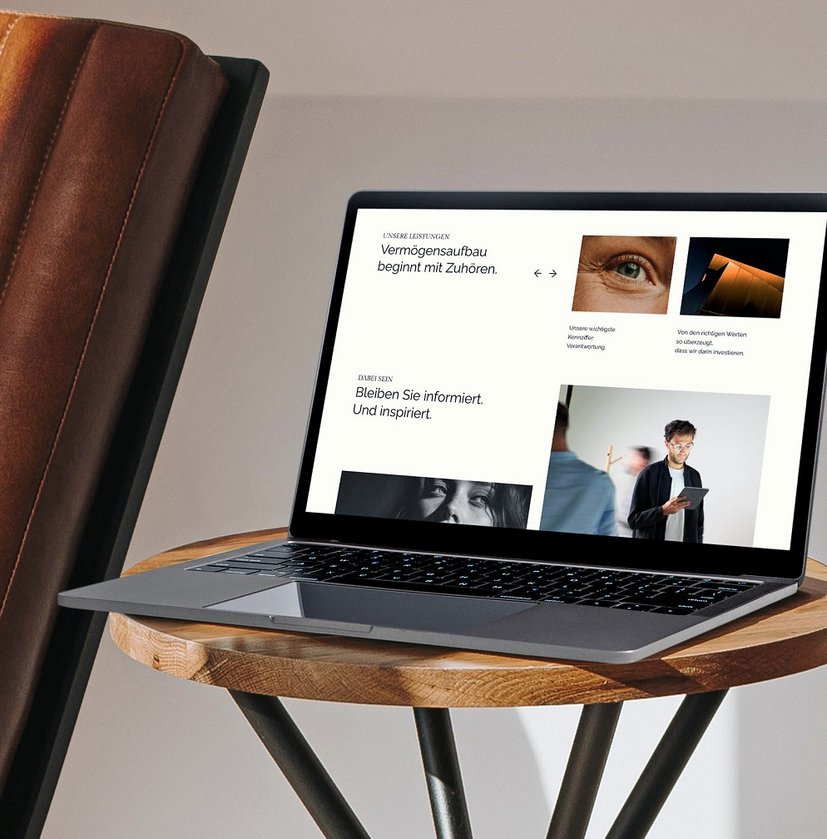 Laptop auf einem runden Tisch zeigt eine Webseite mit Texten zur Finanzberatung und inspirierenden Bildern.