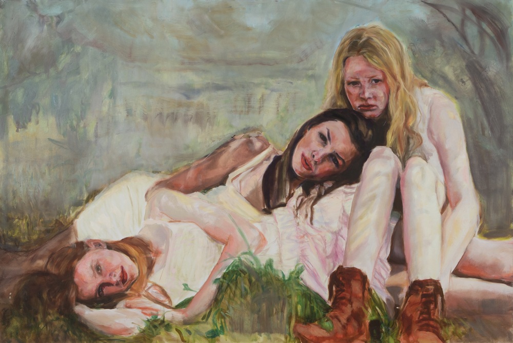Drei Frauen in weißen Kleidern liegen auf dem Boden, mit ausdrucksvollen Gesichtern in einer melancholischen Atmosphäre.